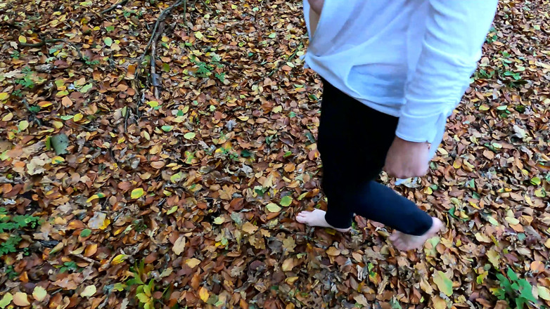 Bouncy Tits Action: Oben-ohne- und tittenbestrafung im wald