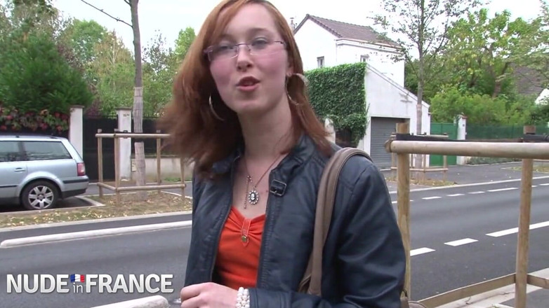 La France a Poil: Une jolie salope rousse aux petits seins se fait baiser...