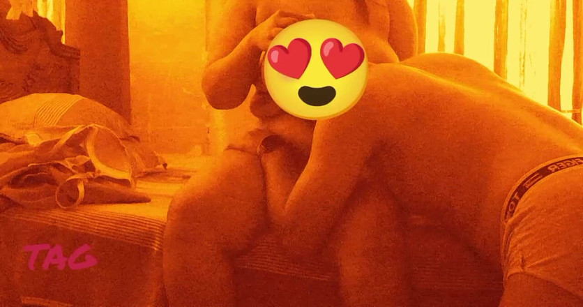 Teensex: 큰 젖탱이의 핫한 여친은 항상 남친의 자지에 매료되었습니다.
