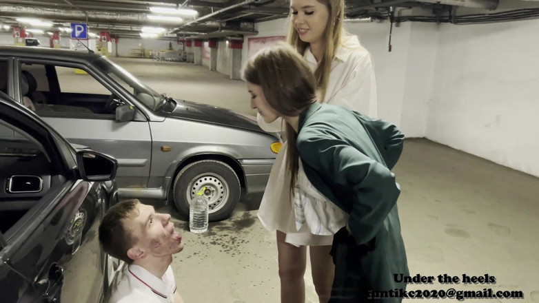 Heel 15 cm: Girls in the Parking Lot