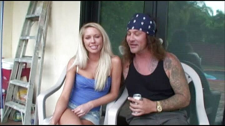 Cryptostudios: 漂亮的金发少女的两个紧致小穴被干