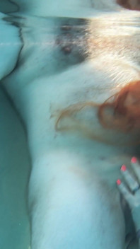 Debaixo d'água ao ar livre piscina sexo com cabelos longos ruiva Rapunzel MILF