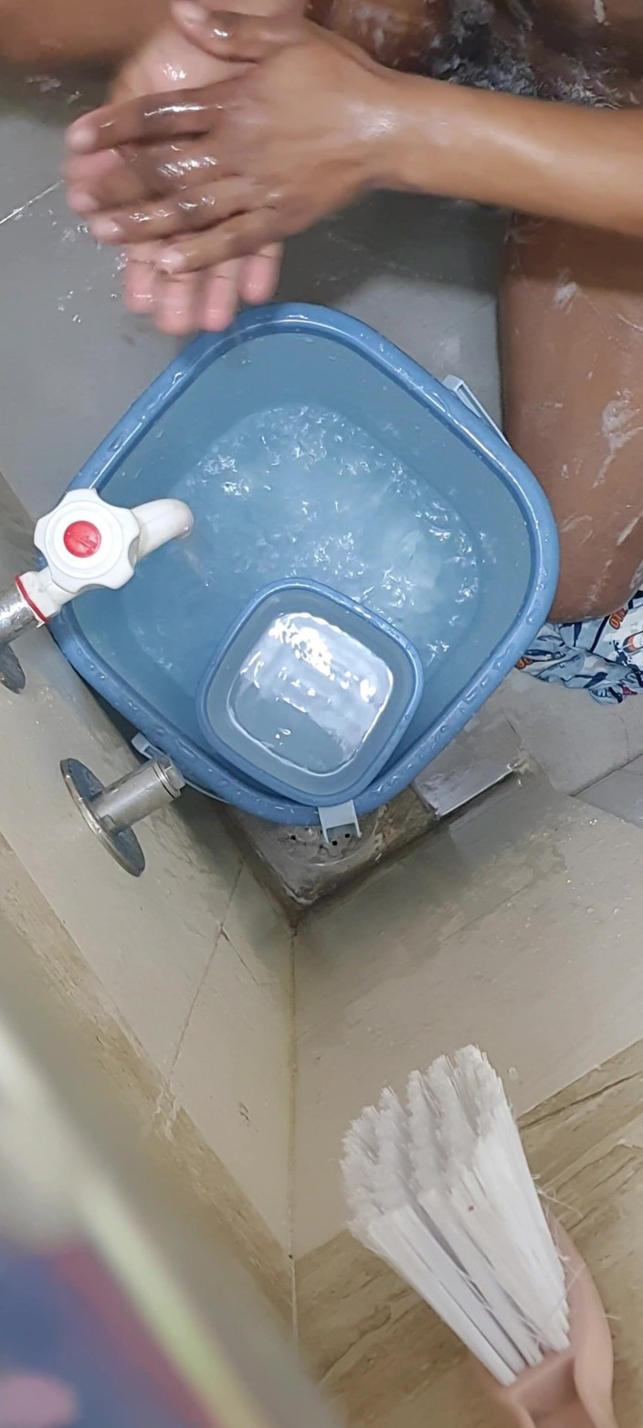 Ahir: Ragazzo sexy si masturba mentre fa il bagno