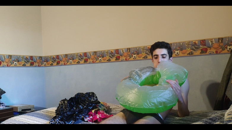 Floatie Boy: Aku lagi asik nyepong, ngocok dan ngocok sambil ngusap memekku...