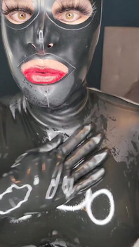 Sledujte, jak Jessica Doll vmačká do svého latexového podbusového korzetu, svítí a sklouzne na svazovací kapuci. Dokáže to vydržet?