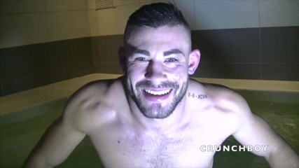 BAREBACK FUCK CLUB: Juan Perez używany we wspólnym basenie przez prostego chłopca