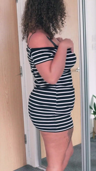 Výměna těla starších sousedek s vnadnou mladou MILF