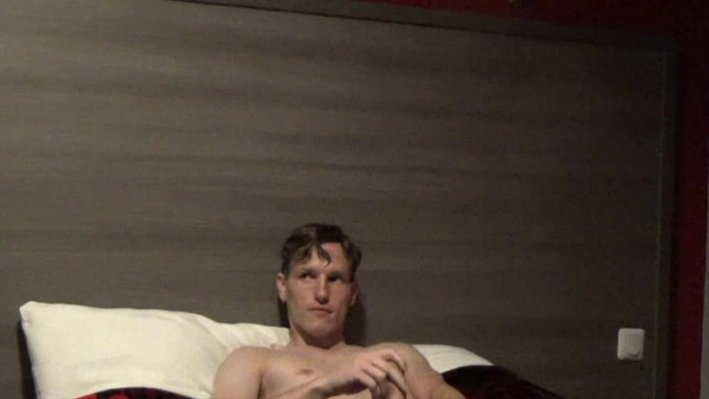 AMATOR BAREBACK FRENCH STUDIO: Straight Boyneeds to Be Sucked