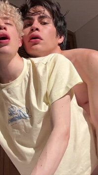 Süßer und sexy twink wird im sonnenlicht gefickt