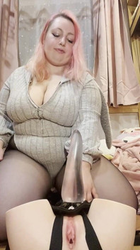 Nadržený BBW Bunny jezdí na svém velkém robertku
