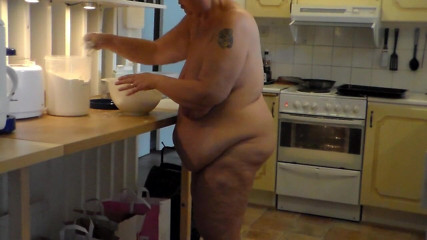 Sex hub couple: Nude baking by sexy Jen