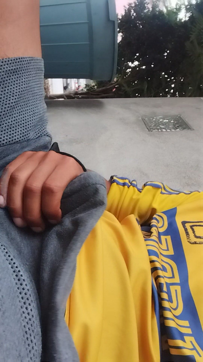 AlexAlejandro13: Man wordt warm en masturbeert onder zijn kleren