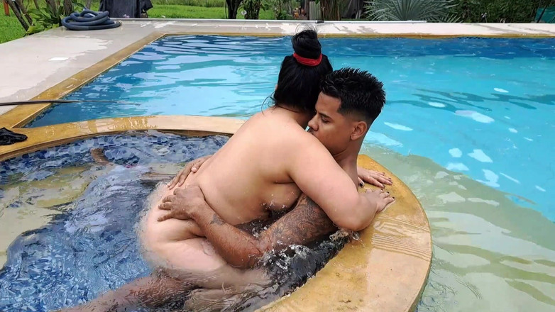 Jocelyn: 내 새엄마가 수영장에서 내 자지를 타고 있어요