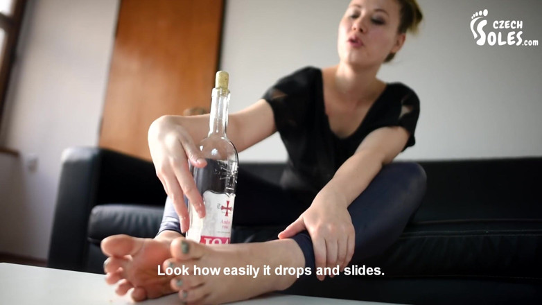 Czech Soles - foot fetish content: Ik zal je pik aftrekken met mijn voeten, wacht tot...