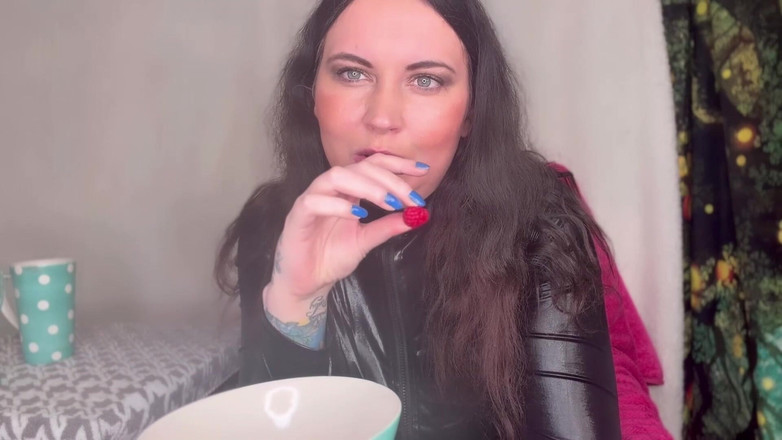 MissFFW: Fröken Ffw asmr äter uttröv av uttrövade bär