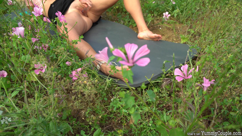 Yummy Couple: Trabajando con el pie al aire libre, corrida enorme