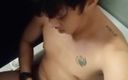 Rent A Gay Productions: Tânăr asiatic adolescent se masturbează într-o toaletă publică Mcdonnalds