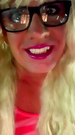 CindieLove: Short sexy, longues jambes sexy, gode, fille trans, tapette