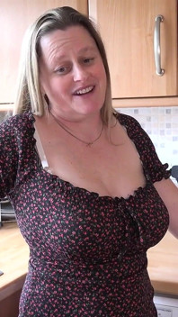 Auntjudys - Šukání prsaté milf manželky Marie v kuchyni (pov)