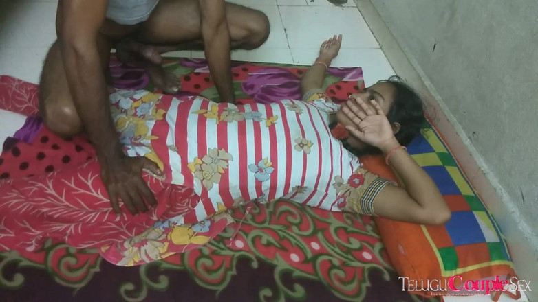 Telugu Couple: Gorący orgazm seks z naturalnymi cyckami indyjska żona w łóżku z erotycznym...