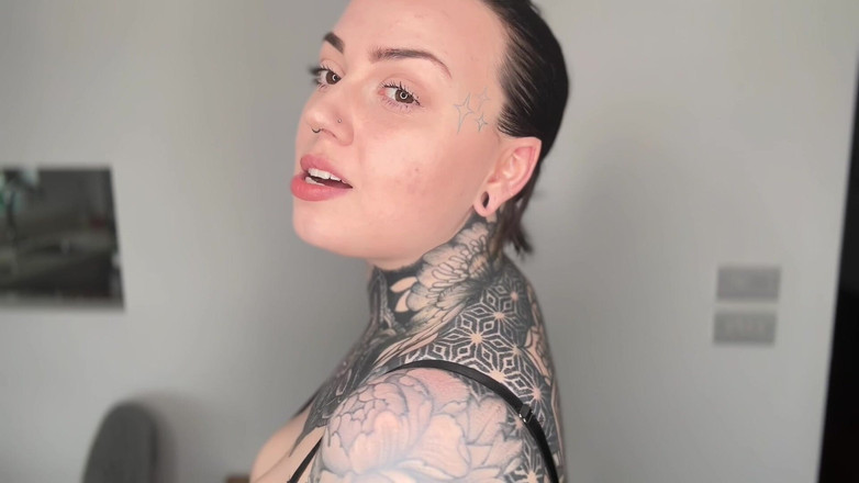 Miss Valentina: Adorare a urechii îndreptate