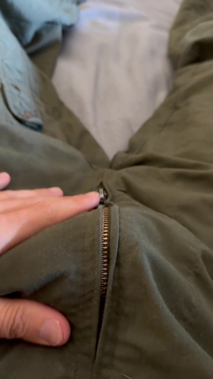 Gay Soldier Stuff: Lo stallone dell'esercito si masturba in una cinghia bianca con...