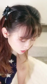 시무룩한 이성애자 소녀는 레이스 소녀에게 성추행을 당했고, 봄 꿈에서 낯선 남자에게 성관계를 당했다
