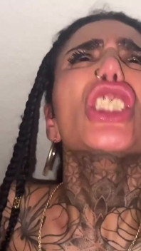 Wytatuowana milf osusza przyjaciela swojej siostry Tobi Dry