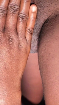 Kote hitam besar mengongkek awek seksi yang memerlukan batang besar