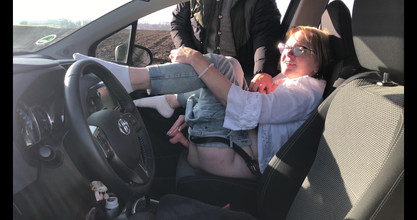 Pozi: 妻が駐車場にいる