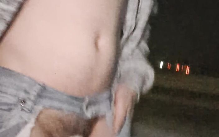 kinkygaynudist: Un homme gay se promène à poil sur un pont d’autoroute