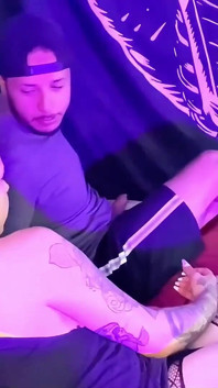 Awek transeksual Emma Ink menghisap batang besar