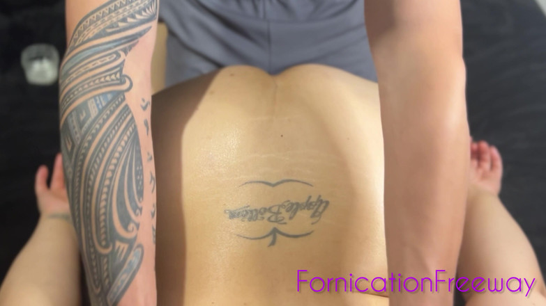 FornicationFreeway: बड़ी गांड वाली चोदने लायक मम्मी की गांड तेल से सनी और रगड़ जाती है । Fornicationfreeway