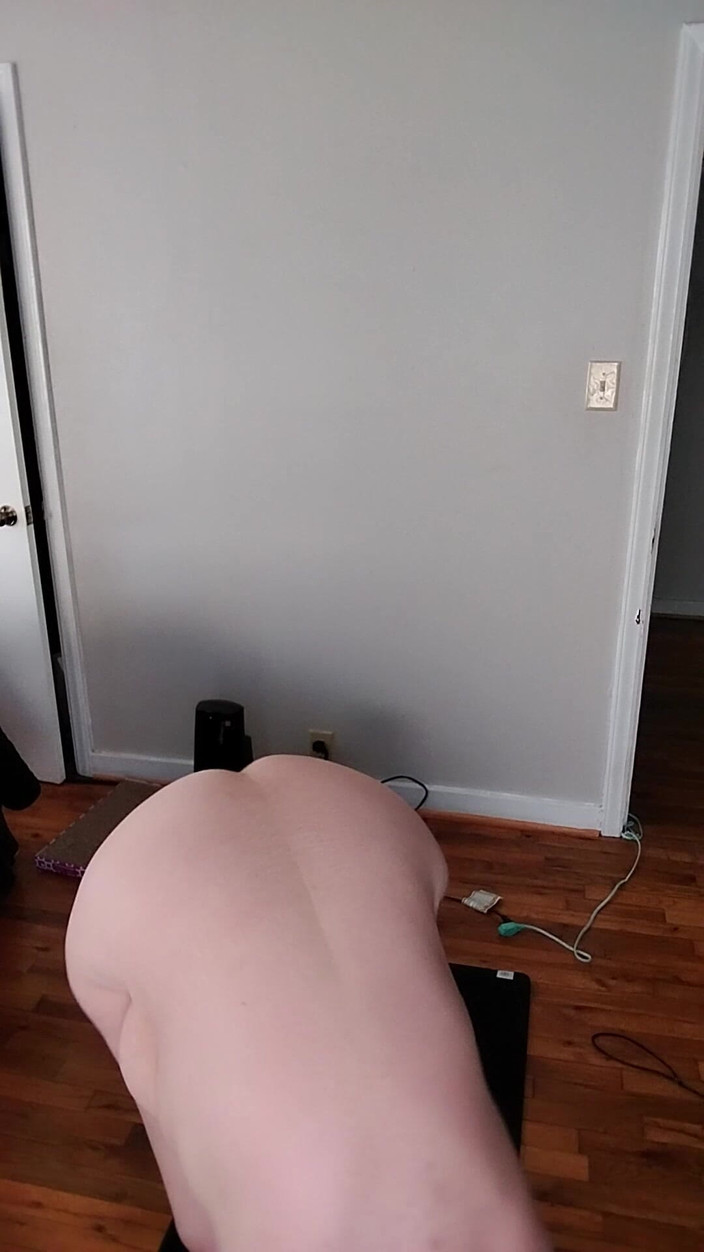 Momma Vee: Une BBW sexy fait du yoga à poil le matin !