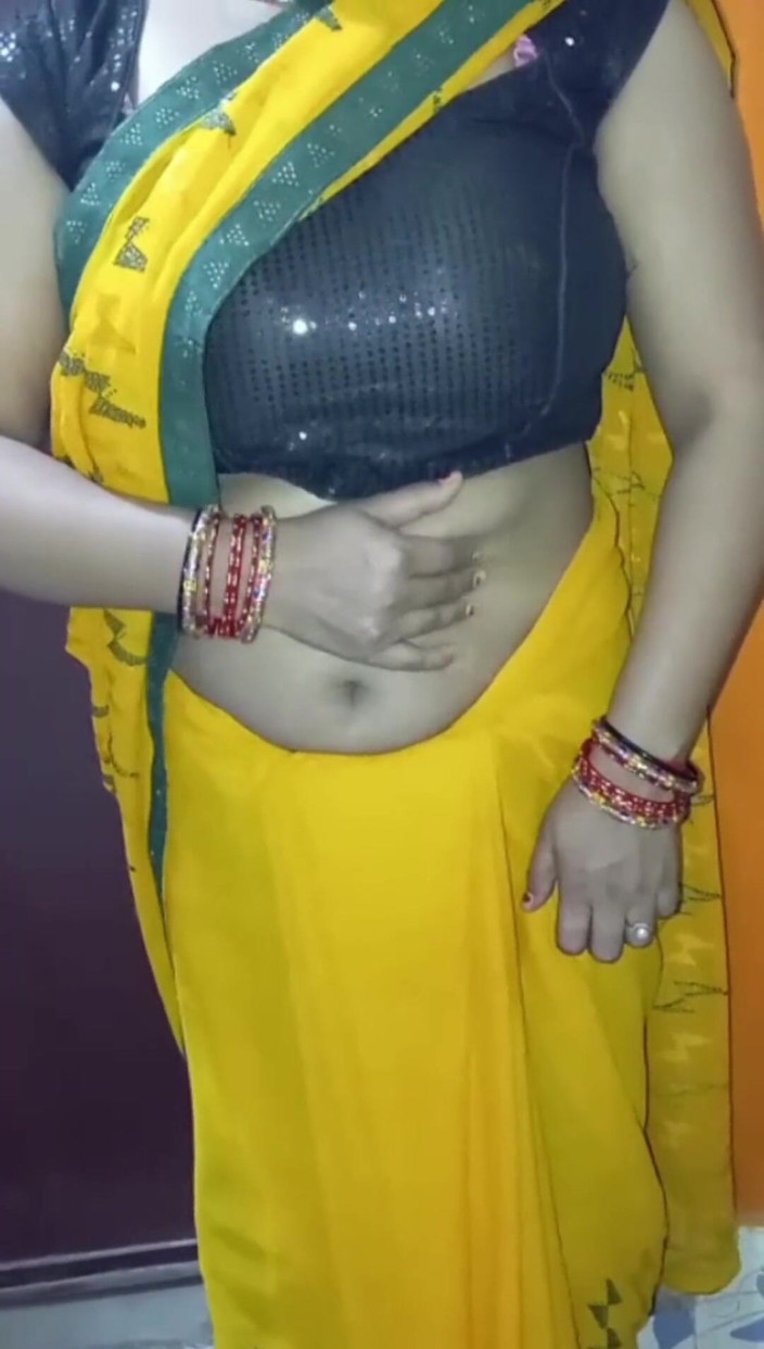 Manjushukla: Une fille très sexy montre sa jolie chatte.