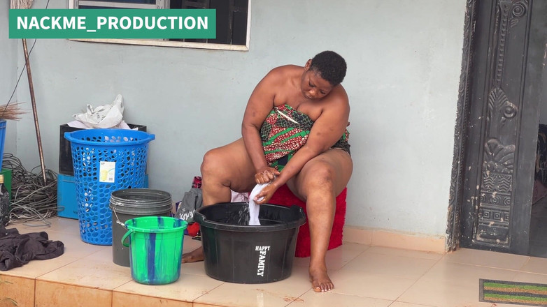 NACKME_PRODUCTION: Afrikanische mama Multitasks an einem sonntagmorgen