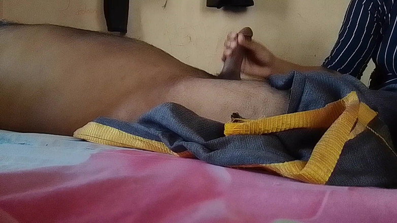 LEGSCOUPLE12: Tamil Nadu'da yaşayan Malezyalı kadın kocasının penisini ağzıyla masaj yapıyor