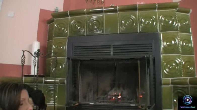 Porn Stream Live: Nikki Rider alone and horny in front of the fire