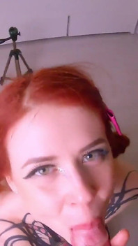 POV: Ahegao Girl in Bat Lingerie recebe porra em todo o rosto depois de foda