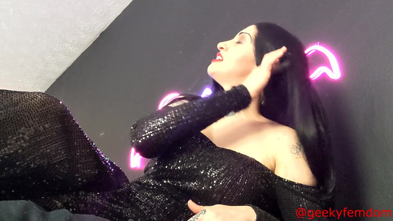 Geeky Femdom: Morticia Addams Umilare mică a penisului