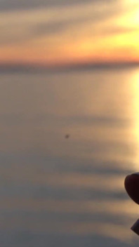 Rauchendes Zigaretten am strand