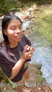 Meine schüchterne stiefschwester hilft mir, holz zu finden und wir ficken am ende wirklich hart im fluss