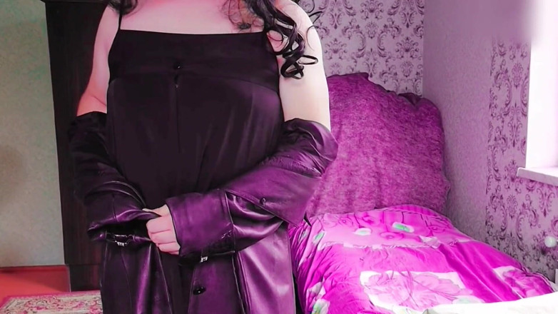 Kitty_Cross: सुंदर महिला ओवरसाइज्ड शर्ट पहने बिस्तर पर बैठी है