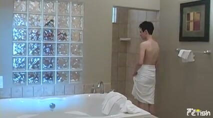 Gay Diaries: Un beau mec prend une douche et se fait sucer...