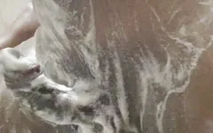 Hatunum banyo yaparken seksi büyük kalın yarağını sevdiğimi söylüyor