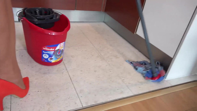 Dirty Doctors Clips - Solo Mature Playtime: Rijpe vrouw doet haar huishoudelijk werk