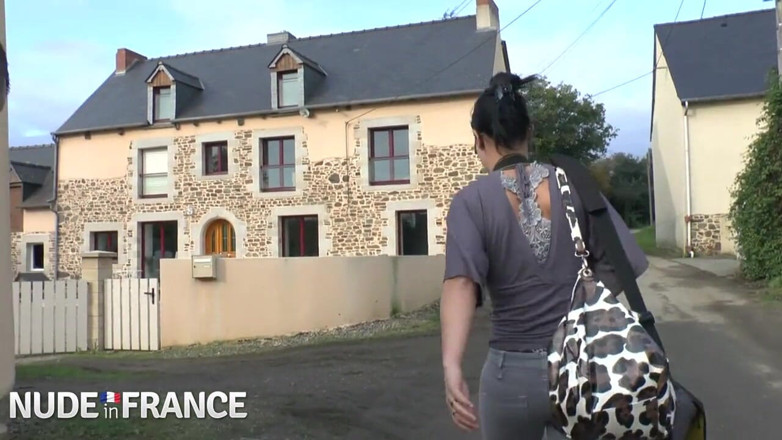 Nude in France: Грязная брюнетка-шлюшка давится камшотом в рот