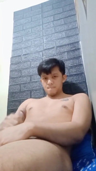 Twink Asia terangsang bekerja zakarnya yang keras sehingga dia merangkap