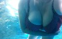 Maria Old: Su altında büyük göğüsler teşhir ediyor