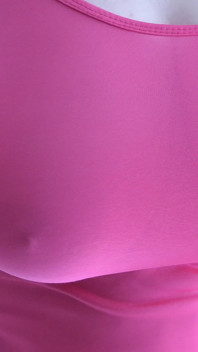 彼女の固着したおっぱいと大きな毛深い茂みでセクシー